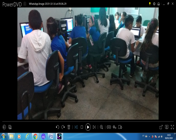  Alunos no laboratório
  completando as atividades propostas
