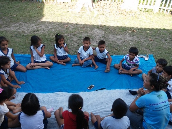 Crianças pequenas participando na roda da conversa
