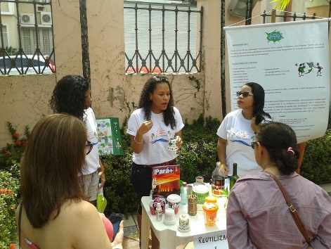 Stand na ABIOPA sobre materiais reaproveitados.