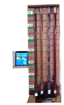 Plataforma vertical graduada é um equipamento de medida utilizado para medir aceleração e a velocidade das esferas em queda nos fluidos. É nivelada a cada 10 cm (dez centímetros), contendo quatro mangueiras transparentes de ½? (meia polegada), preenchidas com os óleos. As esferas estarão em repouso antes da queda, sendo liberadas sincronizadas por um dispositivo manual. Existe um cronômetro fixado na plataforma para o registro do tempo.
