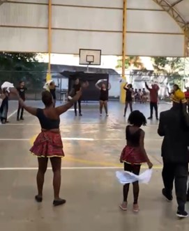 Dança
organizada pelos alunos da escola