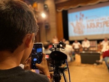 Menino da Casa Grande aprendendo
técnicas de fotografia e filmagem durante o Seminário Internacional sobre a
patrimonialização da Chapada do Araripe pela UNESCO