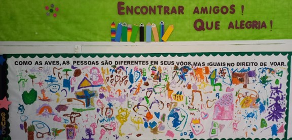 Painel a várias mãos na
entrada do CMEI