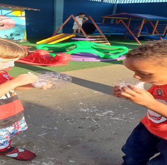 Produção de bolhas de
sabão como atitude inclusiva