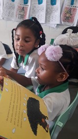 Raissa e Rayssa revendo o livro “Toim, cadê você?”