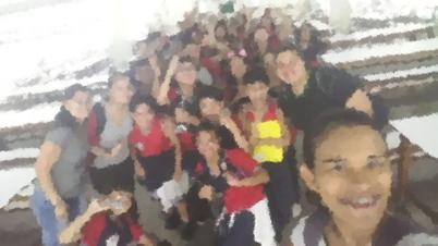 Atividade desenvolvida pelas pibidianas com os alunos do 6º ano, no pátio da escola pública estadual Raio de Sol - Manaus/AM.