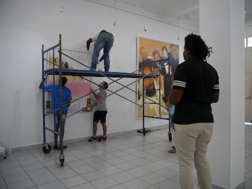 Montaje de
exposición “Crónicas sentimentales” del artista Chuli Herrera en la galería René Valdés, 2019. 
