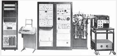 Espectrómetro
de masas de sector magnético Atlas MAT CH-5 acoplado mediante capilar de vidrio a un cromatógrafo de gases con una columna compacta,
instalado en Múnich en 1972.