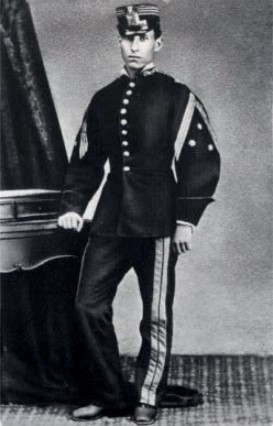 Fotografía de Santiago Ramón y Cajal, con
uniforme de paño de capitán de
Sanidad Militar, realizada en 1874, poco antes de embarcar para Cuba, y publicada en su obra
autobiográfica Recuerdos de mi vida (1901).
