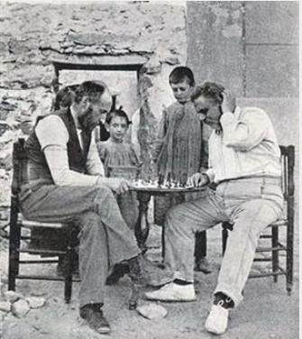 Santiago Ramón y Cajal jugando al ajedrez con Federico Olóriz durante el verano de
1898, en el pueblo madrileño de Miraflores de la Sierra, justo cuando el histólogo tiene noticias de la pérdida
de las colonias de ultramar
