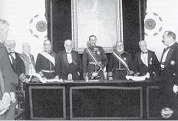 Santiago Ramón y Cajal en la ceremonia con
motivo de su jubilación en 1922, presidida por el rey Alfonso XIII (1886-1941)