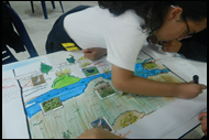 Muestra de estudiantes de grado sexto elaborando mapas de tipo ecosistémico poblacional