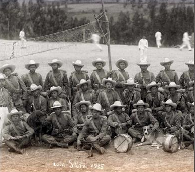 Banda de guerra en cancha de
ecuavoley, Loja, Ecuador 1935