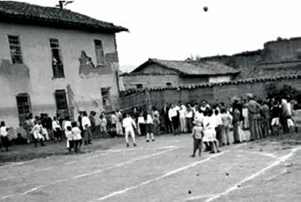  Hombre y mujeres jugando con una pelota. Loja, Ecuador 1934.