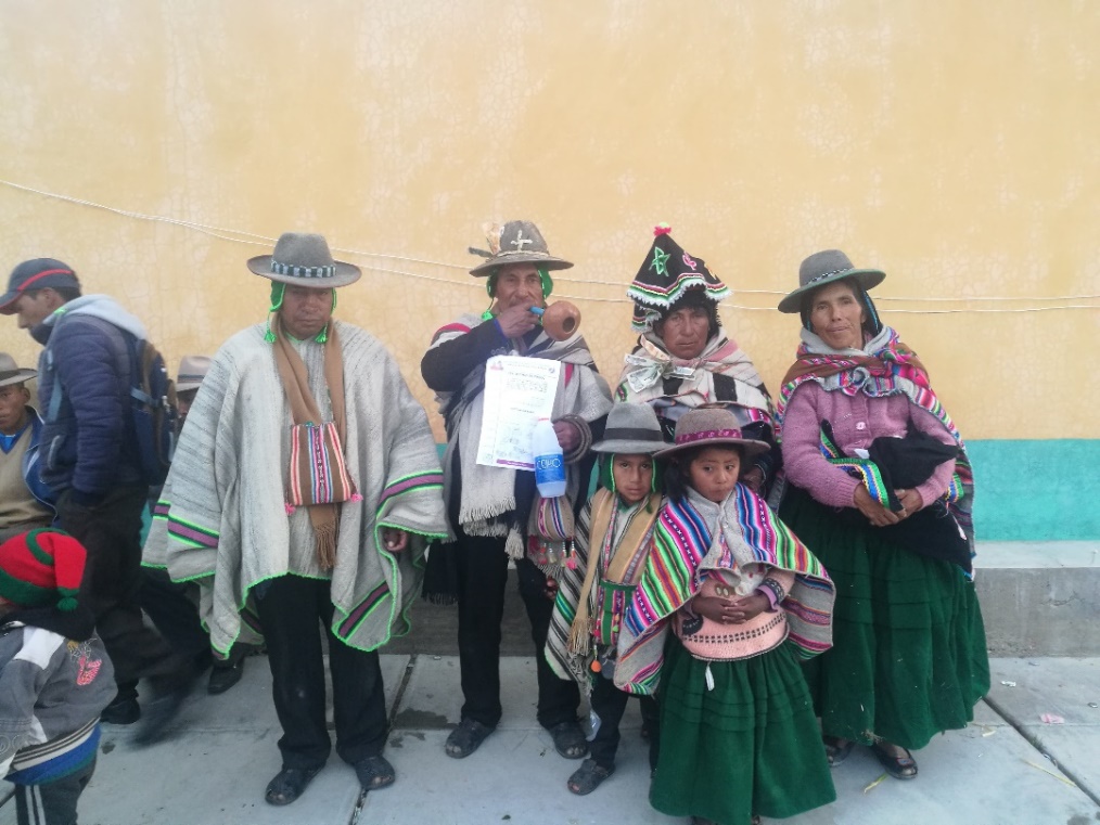 Figura 2. Kamana (chacha-warmi) acompañado de su maestro y de angelitos en Colquencha (WGID, 3 de mayo de 2019).