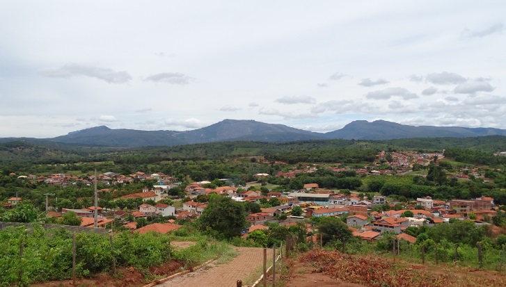Figura 04.
  Vista geral do município de Felício dos Santos, MG, com destaque para Serra
  da Bocaina ao fundo