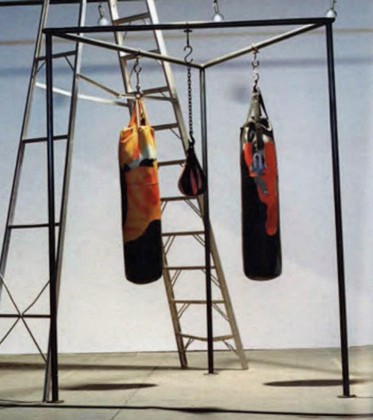 Escallón (1958), Mancha reveladora. Pintura, fotografía, digitalización, impresión. 3x4x0.80 mts. 1995. Como fue expuesta en el 36 Salón Nacional de Artistas, Corferias, 1996. Foto del montaje de la pieza en Corferias, publicada en el catálogo del 36 Salón Nacional, 1996