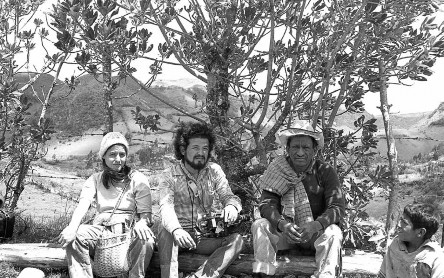 Marta Rodríguez y Jorge Silva en el rodaje de Campesinos (1970-1975).