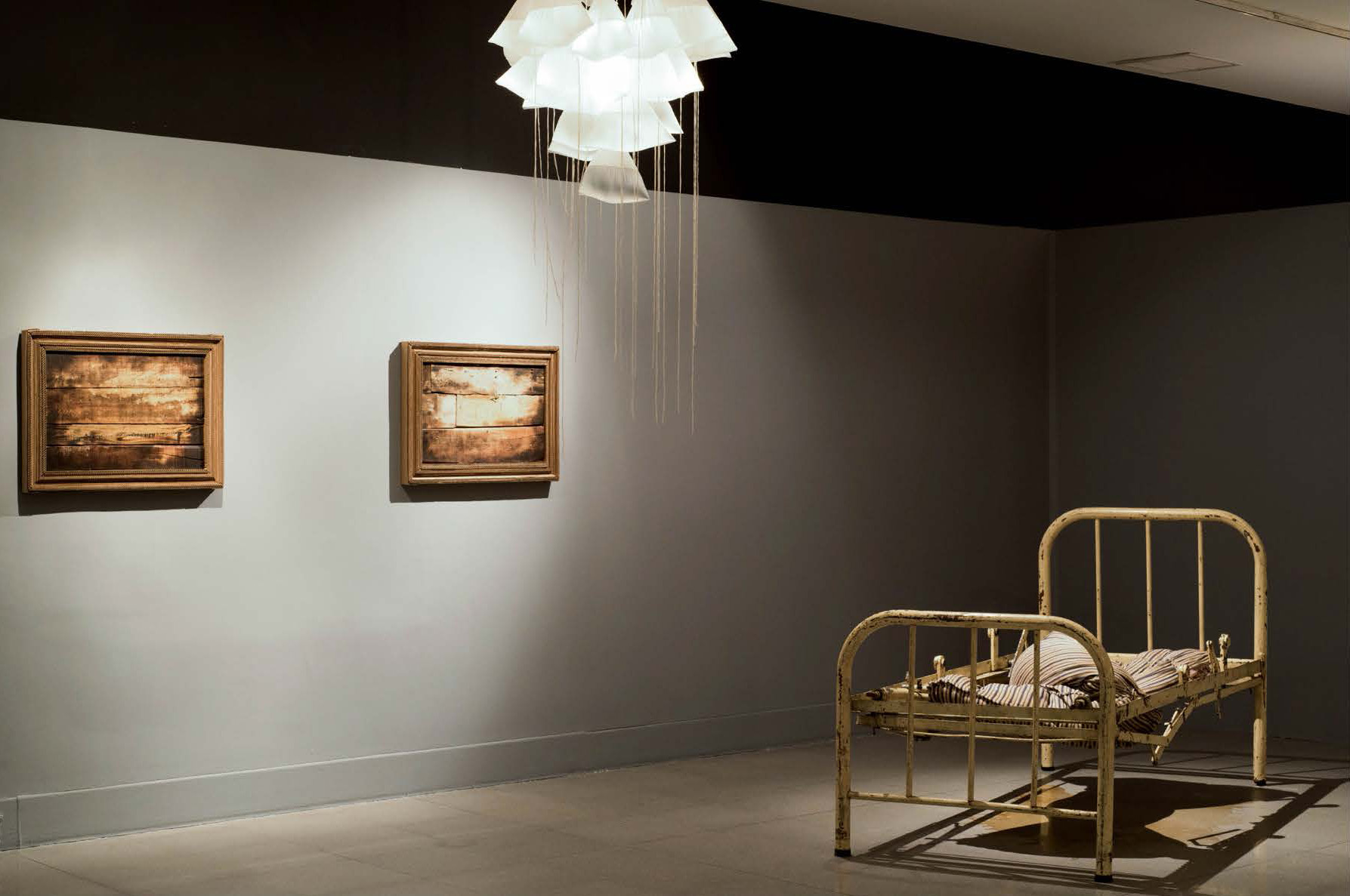 Imagen 2. Juan Fernando Herrán. Posición horizontal (2011). Tomada de La distance juste. Arte-sur.orghttp://www.arte-sur.org/es/ inicio/la-distance-juste-2/.