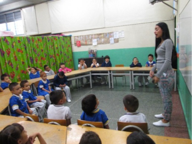 La maestra como centro visual