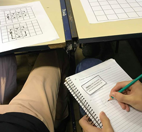 Estudantes deduzindo o circuito a ser montado