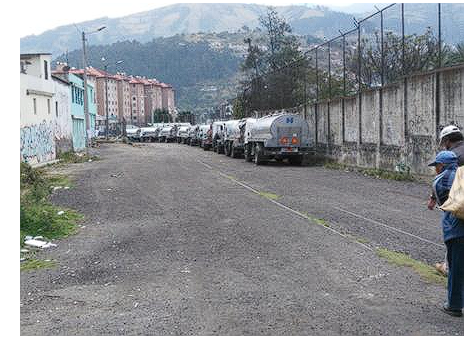Vista
lateral de tanqueros aglomerados en las afueras de la empresa. (Fuente: Fernanda S. Martínez 2017).