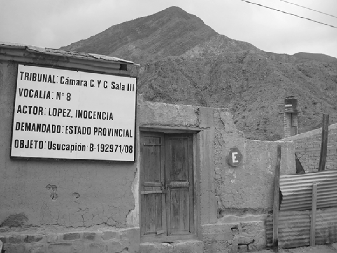 Casa en Humahuaca con cartel que indica que la
propiedad está en juicio por prescripción adquisitiva[37].
