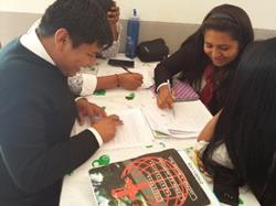 Estudiantes
leyendo las envolturas de alimentos

 