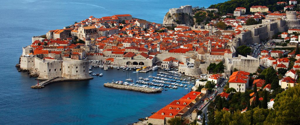 Puerto y muralla de
Dubrovnik 2017. Fuente: (Salazar, 2017)AegeanAir

 