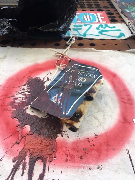 Constitución chilena con sangre afuera del GAM, Santiago.