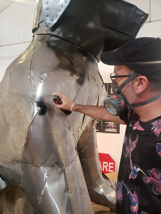 Marcel Solá pintando la estructura
del Matapacos, fotografía cedida por Solá, 2019.