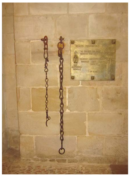 Cadenas de hierro asociadas simbólicamente con la Leyenda
de Teodosio de Goñi (© María Constanza Ceruti)