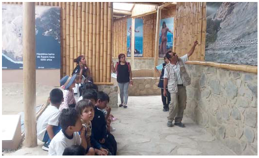 Guiado  de  visitantes  en  el  sitio  arqueológico  Áspero