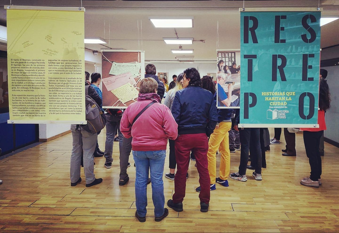 Fotografía del evento de
inauguración de la exposición Restrepo. Historias que habitan la ciudad en
la Alcaldía local Antonio Nariño