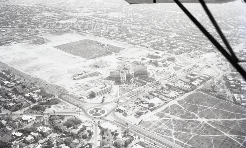 Primera configuración del Campus de Ciencias de la Salud,
ca. 1960. De izquierda a derecha, los tres edificios rectores: Enfermería,
Hospital Universitario y Facultad de Medicina