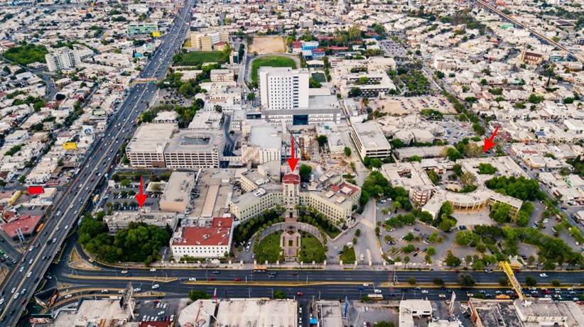 Campus de Ciencias de la Salud en su configuración actual,
los tres edificios rectores señalados con flechas