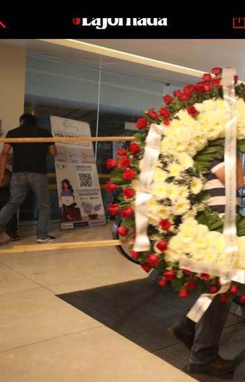 corona
de flores enviada por exiliados chilenos al funeral del expresidente Luis
Echeverría Álvarez