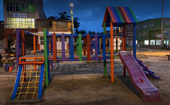 Fabricación de parques infantiles con apoyo de la comunidad