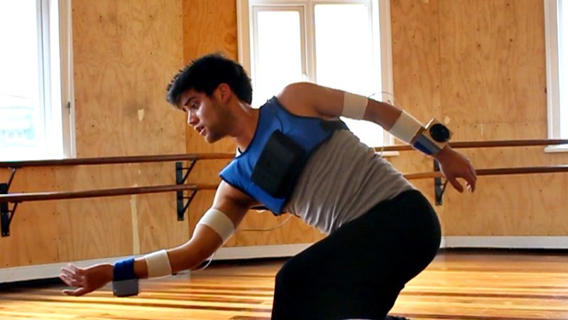 Chaleco sonoro para danza y música electroacústica. Una de las pruebas realizadas en Acústica UACh. Universidad Austral de Chile.
