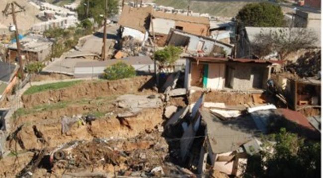 Viviendas colapsadas y hundimientos ocasionados por deslizamientos de tierra en S&aacute;nchez Taboada