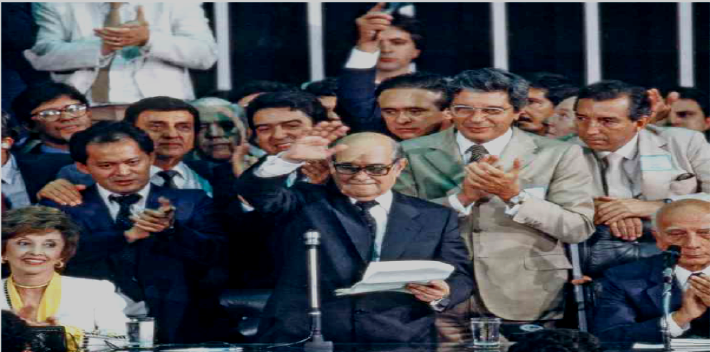 Tancredo Neves discursava como presidente do Brasil, em 15 de
janeiro de 1985, após a vitória do Colégio Eleitoral.