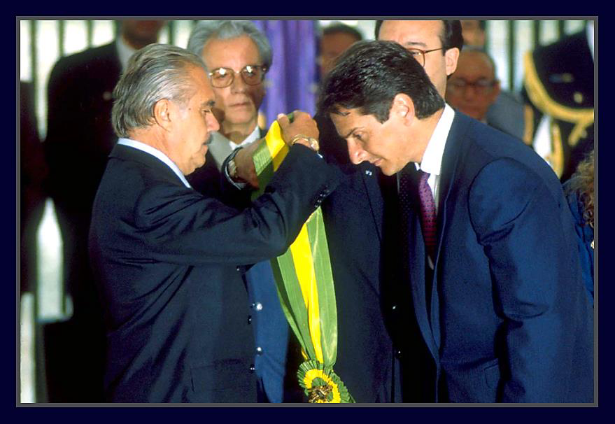 Fernando Collor de Melo recebendo a faixa presidencial do ex-Presidente
José Sarney, 1990.