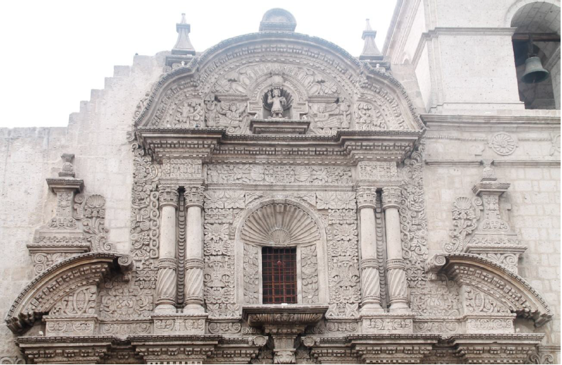  Iglesia de la Compañía de Jesús de Arequipa,
cuerpo superior de la fachada (foto del autor).