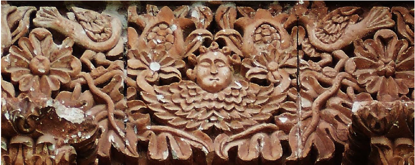 Querubín indígena con granadillas, flores,
follaje, pájaros y serpientes, portada lateral, San Pedro, Zepita
(foto del autor)