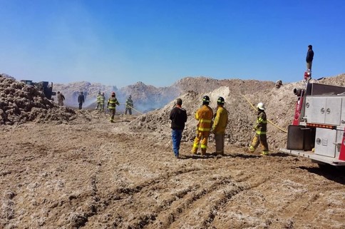 Acopio de cascarilla de algodón incendiado