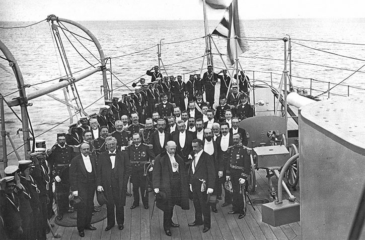 Los
presidentes Julio A. Roca (Argentina) y Federico Errázuriz Echaurren
(Chile) se reúnen en el Estrecho de Magallanes en 1899, encuentro
llamado “El Abrazo del Estrecho”, 15/9/1899.