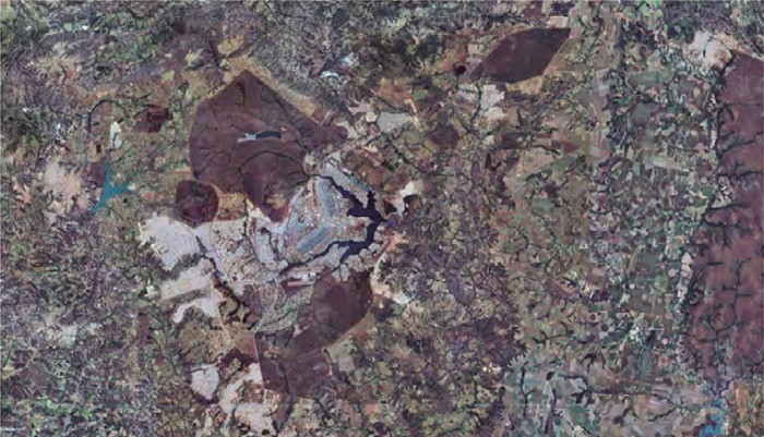 Núcleos da Reserva da Biosfera do Cerrado no Distrito Federal (tons mais
escuros) apartados entre si e de seu entorno pelo crescimento urbano e pela
eliminação da vegetação nativa.