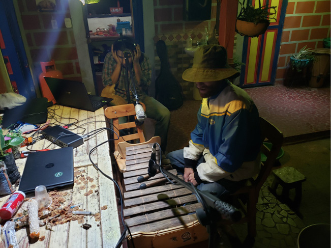 David Gil y Leonardo Arbeláez en sesión de grabación en el municipio de Angelópolis