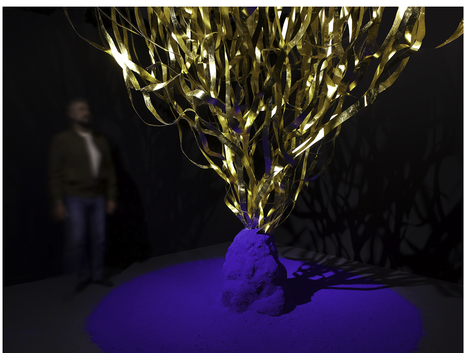 Joan Llobell, Ocean feeling, 2023, papel, pan de oro, arcilla y pigmento azul, Galería Alba Cabrera, Valencia (España).