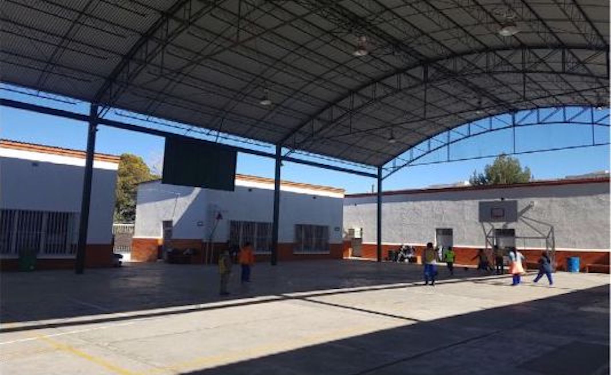 Vista actual del patio principal de la escuela Primaria Félix U. Gómez.